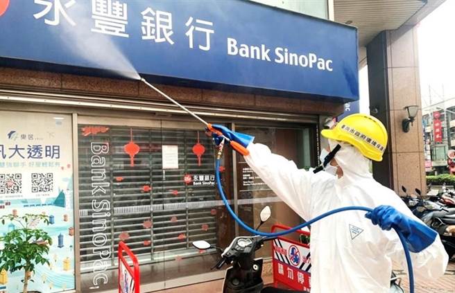 台南市永康一家銀行女行員確診新冠肺炎，衛生局除夕公布匡列者全數採驗結果皆陰性。（台南市衛生局提供／程炳璋台南傳真）