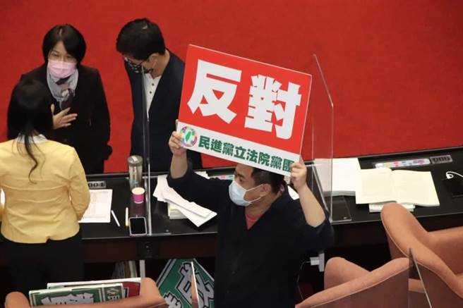 马办指马英九曾到义光教会，绿委批：还原当年。摘自洪申瀚脸书