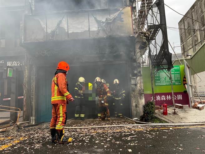 桃園八德和平路一棟透天民宅下午2點39分發生大火，警消救出現場受困3人。(楊宗灝翻攝)