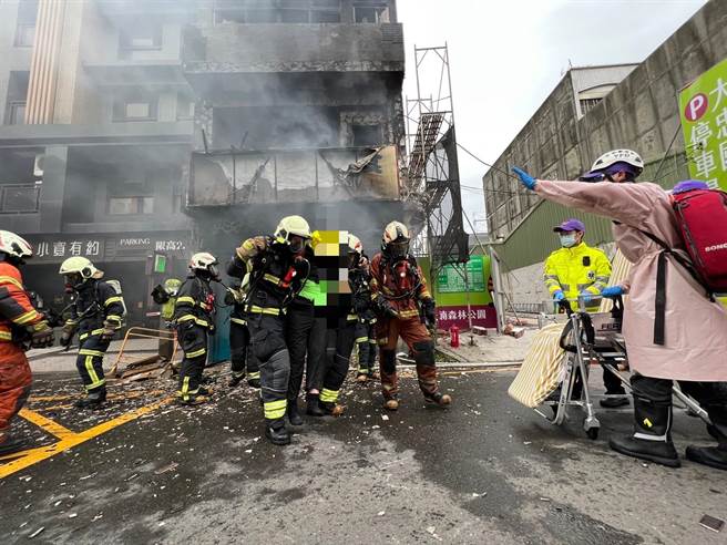 桃園八德和平路一棟透天民宅下午2點39分發生大火，警消救出現場受困3人。(楊宗灝翻攝)