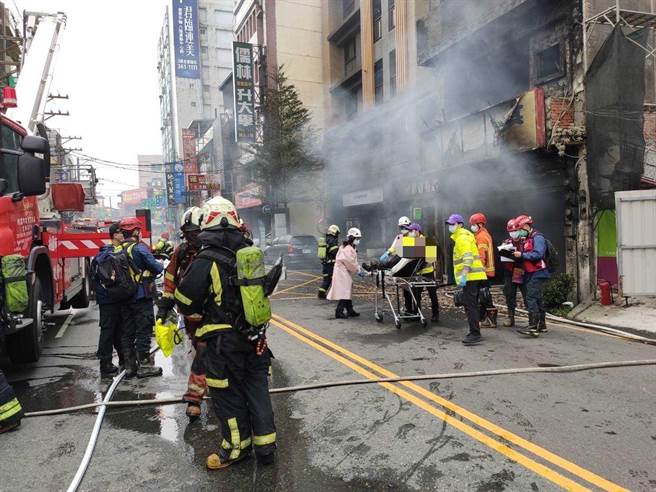 桃園八德和平路一棟透天民宅下午2點39分發生大火，警消救出現場受困3人。(楊宗灝翻攝)