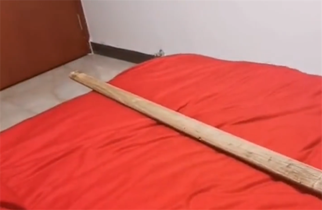 大陆山东临沂流传一个习俗，为夫妻新婚一个月不能让新娘独守空闺，若逼不得已得独自睡觉，则须在床上摆放扁担，象徵新郎有担当。（翻摄自微博）