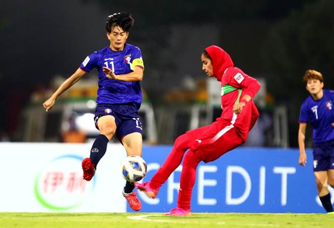 对伊朗上演帽子戏法的赖丽琴（左），因PCR检测阳性无缘对菲律宾的8强关键战。（中华足协提供）