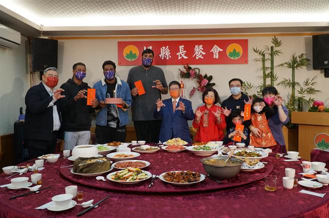 新竹县长杨文科邀请攻城狮队外援围炉。(杨宗灏翻摄)