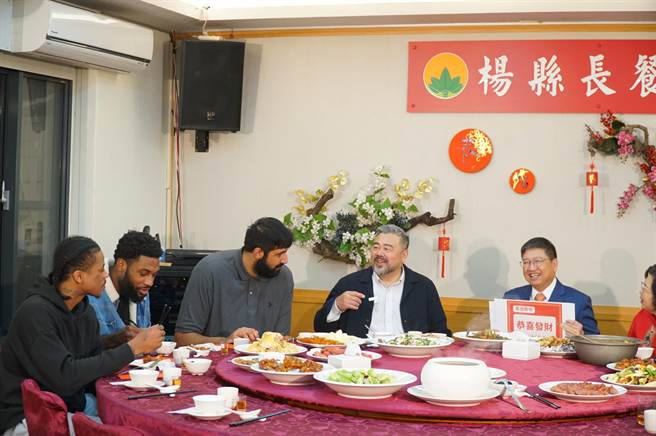 杨文科向外籍球员讲述过年习俗。(杨宗灏翻摄)