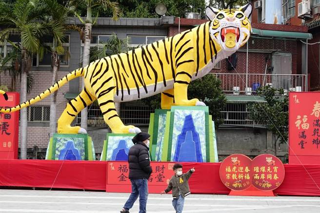农历除夕，新北市三重先啬宫制作虎年大型花灯，吸引大小朋友驻足。（陈信翰摄)