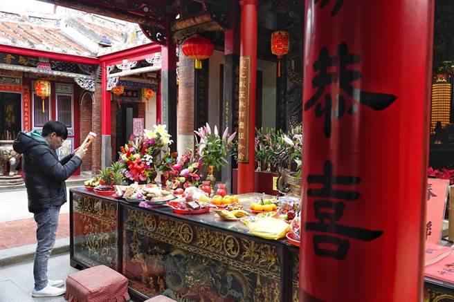 农历除夕，新北市三重先啬宫制作虎年大型花灯，吸引大小朋友驻足。（陈信翰摄)