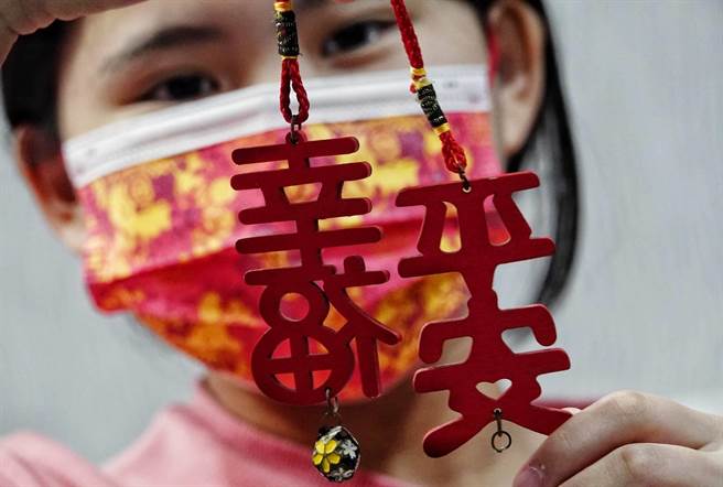 31日是农历除夕，也是牛年的最后一天，家家户户除旧布新、贴春联迎接虎年到来，有民眾也在家中布置「幸福」、「平安」增添过年气氛。（陈信翰摄）