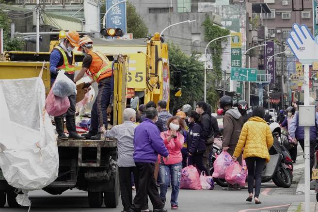 31日是农历除夕，也是牛年的最后一天，家家户户除旧布新、贴春联迎接虎年到来，民眾也把握垃圾清运的最后时间将垃圾清理出来。（陈信翰摄）