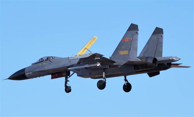 歼-11B战机挂载霹雳-15中远程导弹的画面。（央视）