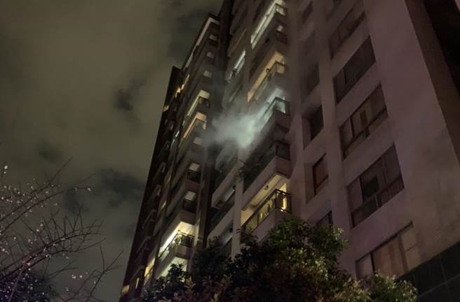 左營一間大樓傳火警，現場救出一名婦人。（翻攝照片／高雄洪靖宜傳真）