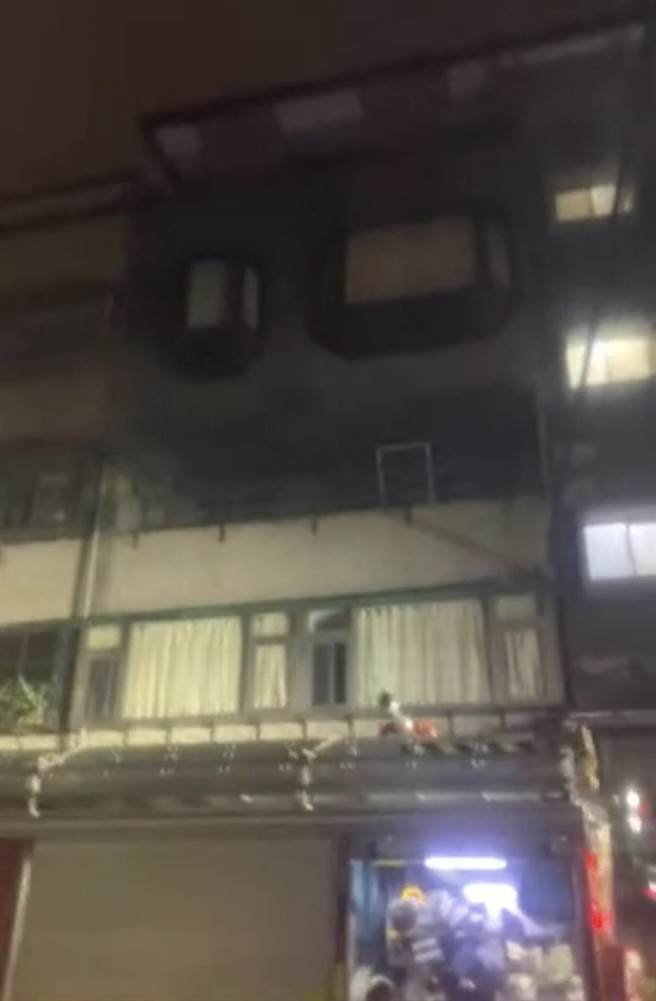 北市松山区一处公寓火警，警消晚间救出70岁妇人，意识清楚不须送医。（图／民眾提供）