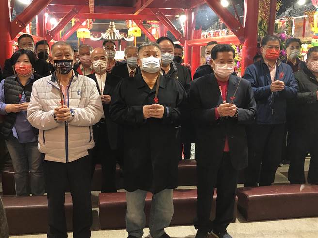 大甲鎮瀾董事長顏清標（中）等，遵循上百年來歲末誦經祈福儀式，全依古禮科儀進行。（陳世宗攝）