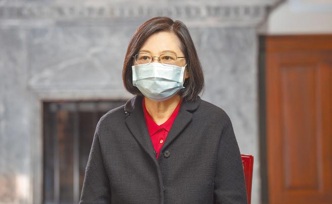 蔡英文总统30日发表小年夜春节谈话，呼吁民眾尽快接种疫苗，春节假期做好防疫措施。（总统府提供）