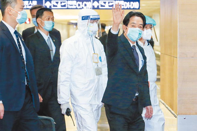 副總統賴清德(右)率領的特使團結束6天5夜訪問宏都拉斯、過境美國洛杉磯、舊金山行程，於30日晚間返抵國門，賴副總統並未發表談話，僅說大家好、大家辛苦了，並向記者揮手致意。（陳麒全攝）