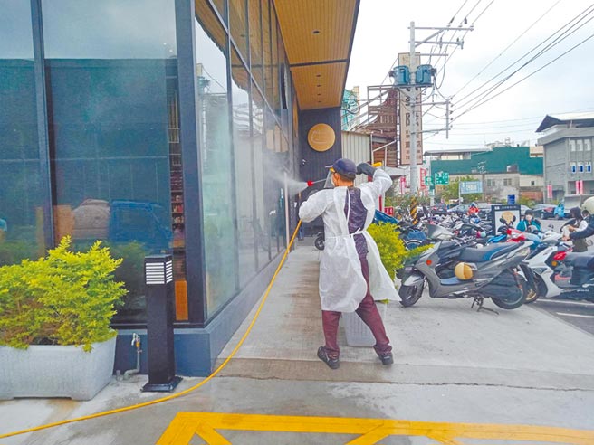 屏东30日新增一名5岁女童确诊COVID-19，屏东县政府公布足迹后，同步展开清消作业。（屏东县政府提供）