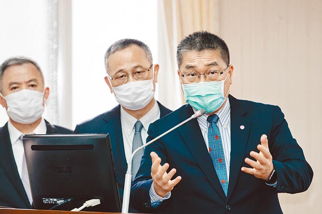 内政部长徐国勇（右一）、警政署长陈家钦（右二）去年11月在立法院备询，徐建议可于刑法增订Deepfake「深偽犯罪条款」，以吓阻犯行确保个人隐私权。（本报资料照片）