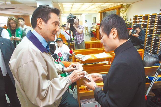 前总统马英九2014年曾去义光教会探视林义雄，并事先准备一张卡片，因林义雄不方便接受外界探视，卡片由牧师代为收下。（总统府提供）