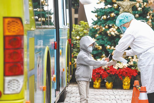 監察院近日公布北市與北農疫情調查案並要求檢討，在野立委怒轟雙標，監院包庇選擇性辦案，自己人就吃案，不是自己人就追殺，監察院淪為東廠整肅異己。圖為新冠肺炎疫情持續延燒，北市日前派採檢車進駐校園擴大採檢，一位小朋友採檢結束，醫護人員幫忙做手部消毒。（本報資料照片）