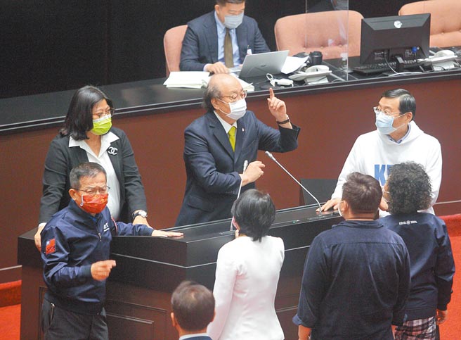 立法院臨時會28日上演表決大戰。民進黨立院黨團總召柯建銘（中）昨於臉書發文表示，自己當日為預算順利而道歉化解僵局，是對國民黨「無能還逞能」的「看穿不揭穿」，給假性成就感。對此，國民黨團怒轟，如果道歉只是虛偽的政治大戲，「下會期國民黨會讓你付出應有的代價」。（本報資料照片）