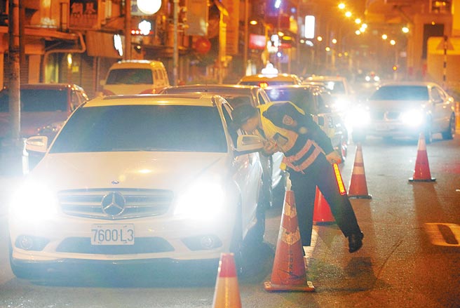 蔡英文说，迎接到来的春节，要请大家一起互相提醒身边亲友，千万不要酒驾，共同维护驾驶与道路的安全。图为警方凌晨在路口实施酒测临检。（本报资料照片）喝酒不开车 开车不喝酒