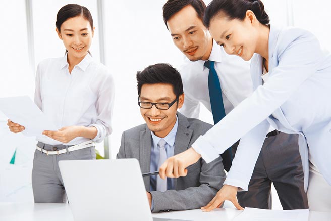 年后转职要抓紧机会，跳槽月薪未增加5000元，应当慎思。年终奖金入袋，寿险业者建议要妥善规画。（全球人寿提供）