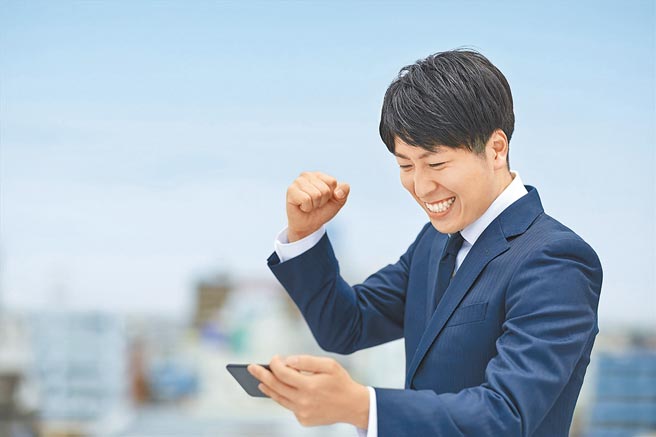 年終獎金到手，全球人壽建議，上班族分三類規劃，並依比例付諸實行，趁年輕提早啟動退休準備。（全球人壽提供）