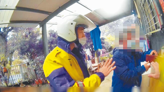 江男堅持提領出430萬現金，員警擔心他遭到詐騙，一路護送他到家。(翻攝照片／林郁平台北傳真）