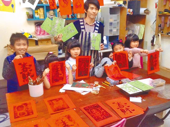 板橋放送所初三至初五（2月3至5日），將邀請台北藝術大學美術系兼任講師林仁信老師帶領版畫DIY創作 。（新北市文化局提供／陳慰慈新北傳真）