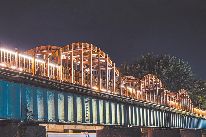 花莲县文化局特别邀请国内知名灯光设计师陈怡彰，以光为设计元素，将歷史建筑「曙光桥」重新形塑为夜间廊道，每天傍晚5时亮灯直至隔天清晨。（花莲县文化局提供／罗亦晽花莲传真）