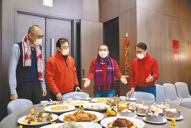 新北市長侯友宜（右二）與三位副市長謝政達（左一）、劉和然（左二）、陳純敬一起拍攝新北市府新年賀歲影片，把他就任新北市長3年多來的市府重大建設發展，變成美味年菜。（新北市新聞局提供／陳慰慈新北傳真）