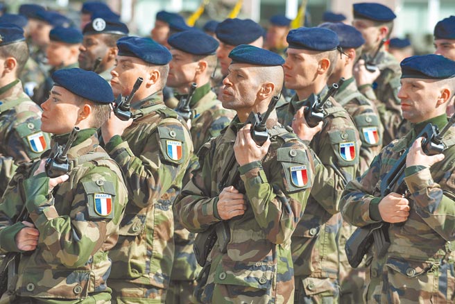 英國正考慮在北約組織（NATO）進行大規模軍力部署，以應對俄羅斯在烏克蘭邊界集結軍隊的問題。圖為2017年在愛沙尼亞服役的北約盟軍。（新華社）