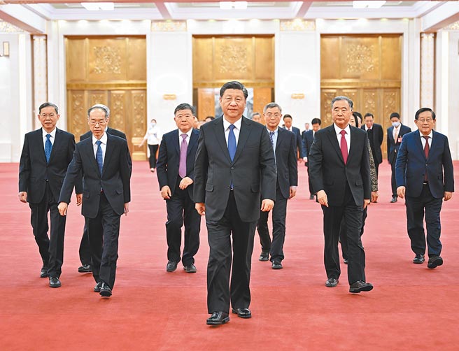 1月29日，习近平、汪洋、韩正等在北京人民大会堂同党外人士欢聚一堂，共迎佳节。（新华社）