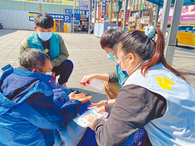 新竹市社会处社工定期至街头关怀街友，执行防疫工作。（新竹市府提供／邱立雅竹市传真）