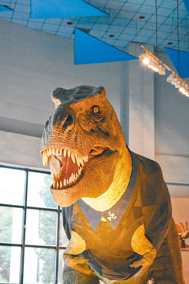 過新年穿新衣，台中科博館的熱門展品「機械暴龍」也於春節期間穿上新制服，呈現另一種風格。（科博館提供／林欣儀台中傳真）