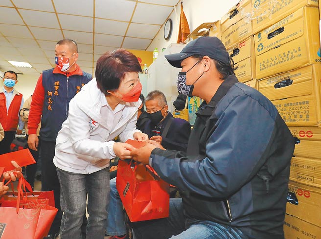 台中市长卢秀燕（前排左）30日到台中市街友关怀协会发送年夜饭及小红包，陪伴街友温馨过好年。（台中市政府提供／张妍溱台中传真）