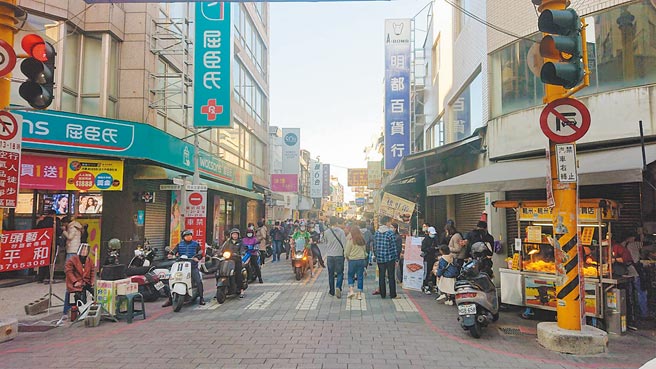 台南市中西区国华街30日涌现人潮。（程炳璋摄）