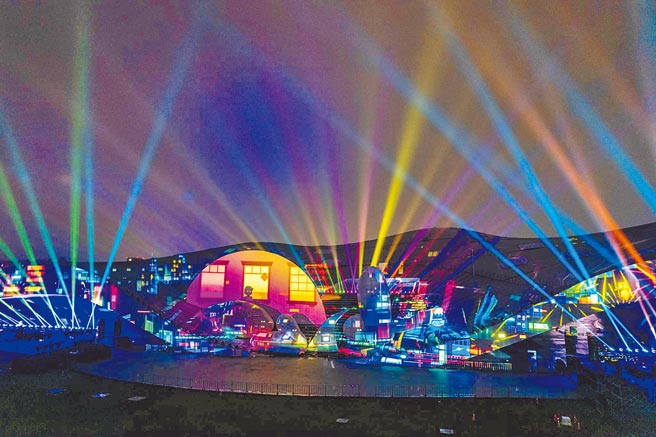 《武營晚點名》島嶼記憶‧光舟劇場展演，衛武營建築體剎時化為高雄主燈，引領觀眾一同穿梭美麗島嶼的深遠記憶。（衛武營國家藝術文化中心提供／柯宗緯高雄傳真）