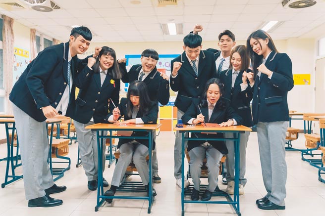 冯容洁（前左）孔令元（前右）担任第一棒开始写虎年吉祥话。（TVBS提供）