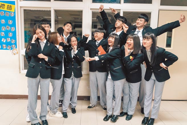 虎年吉祥话书法比赛结果右队冯容洁、李星鏴、赖雅琪、郑丰毅、黄柏峰、王新凯获胜。左队成员郑芯恩、王禹舒、孔令元、岳轩、林辉瑝表示羡慕。（TVBS提供）