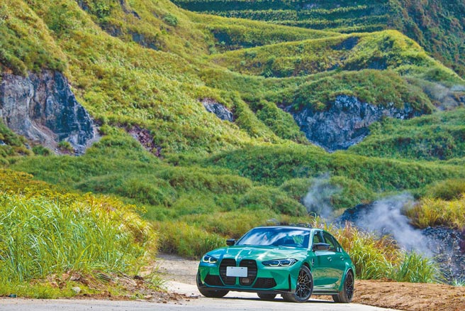 BMW M3 Competition採用無邊框橫格柵造型的加大雙腎型水箱護罩，相當搶眼，售價555萬元起。（陳大任攝）