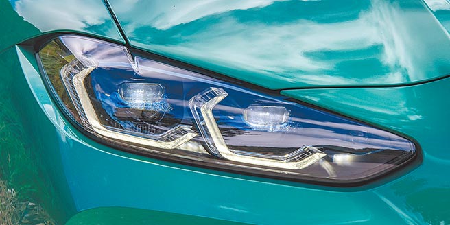 智慧雷射頭燈具光型變化功能。（陳大任攝）