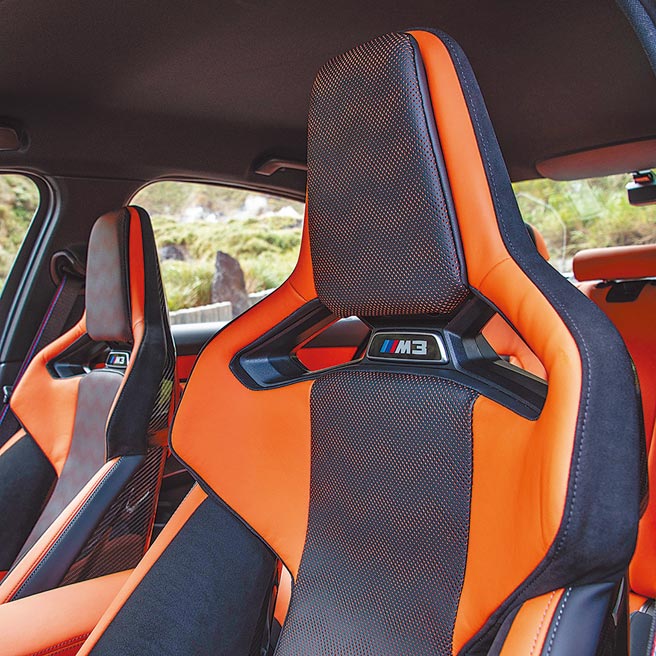 M專屬碳纖維賽車桶型座椅。（陳大任攝）