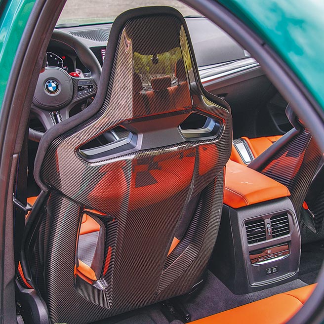 椅背使用輕量化碳纖維包覆。（陳大任攝）