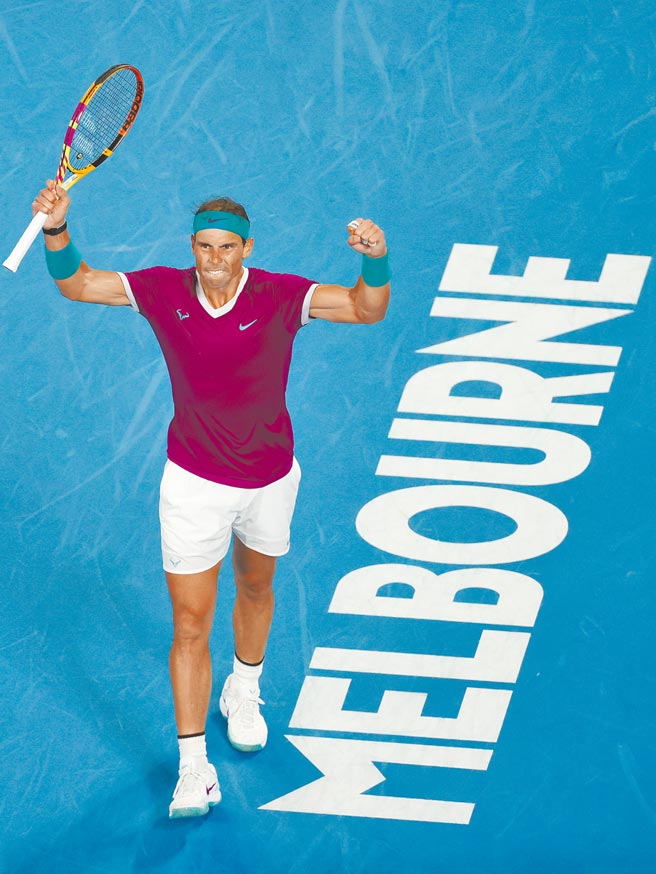 纳达尔高举自己双臂庆祝。（美联社）