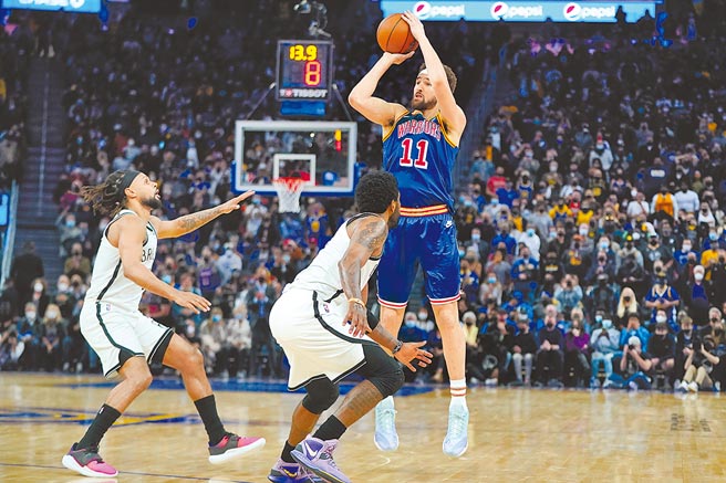 克雷湯普生站在三分線外穩穩出手。（美聯社）