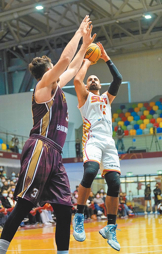 桑尼（右）高高跳起出手躲過阿提諾的封阻。（T1聯盟提供）