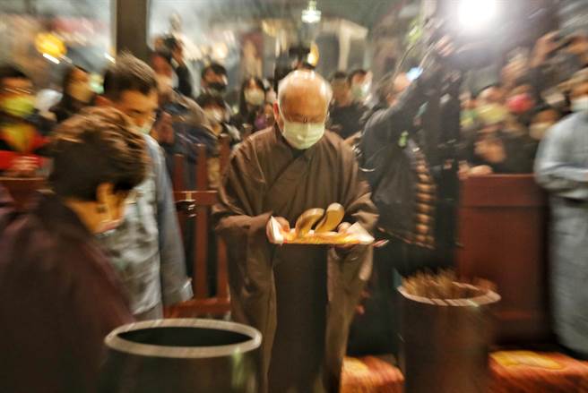 保安宫董事长廖武治（中）抽出国运籤。（杜宜谙摄）