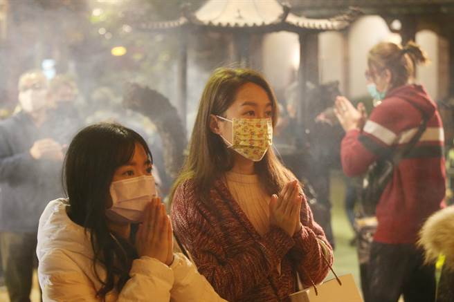 许多民眾前来保安宫为新年祈福。（杜宜谙摄）