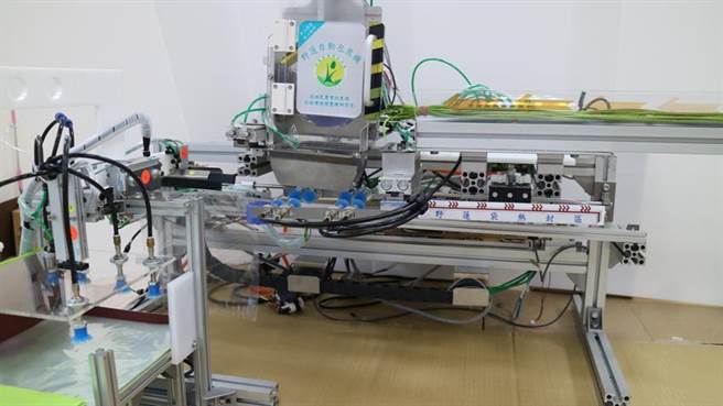 野莲自动包装机。（图／高雄农改场提供）